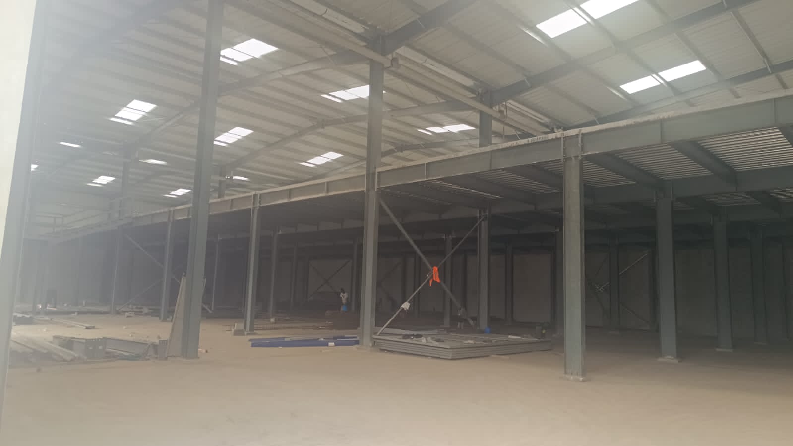 Entrepôt 3000m² en mezzanine zone industrielle Yopougon