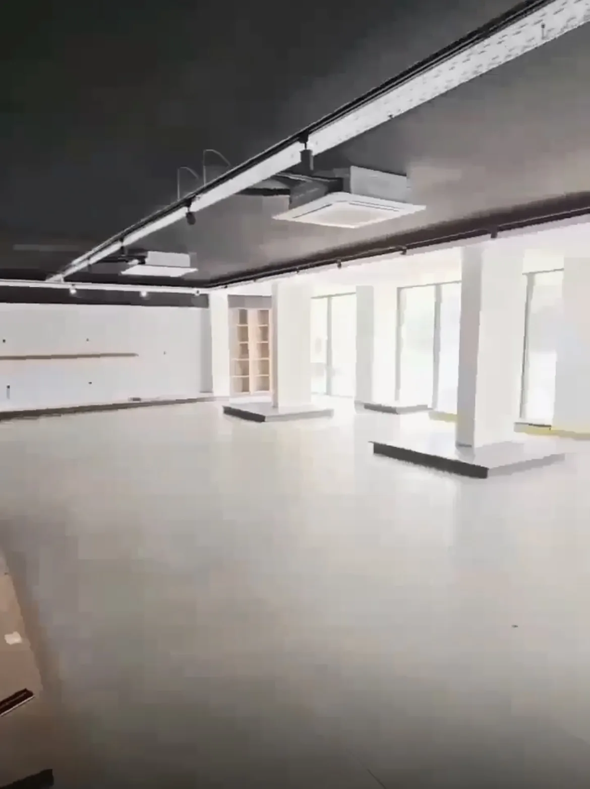 Showroom de 600m2 à louer à Angre 9e tranche