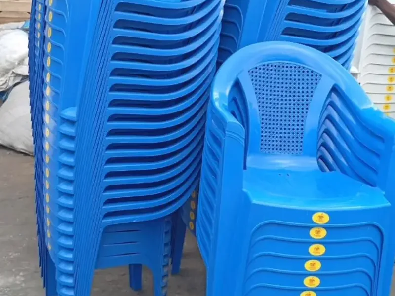 Vente de chaises en plastique