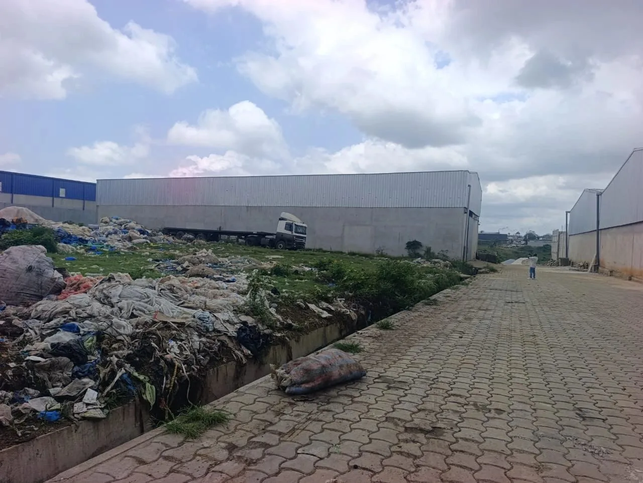 Yopougon ancienne zone industriel vente 7600m2.