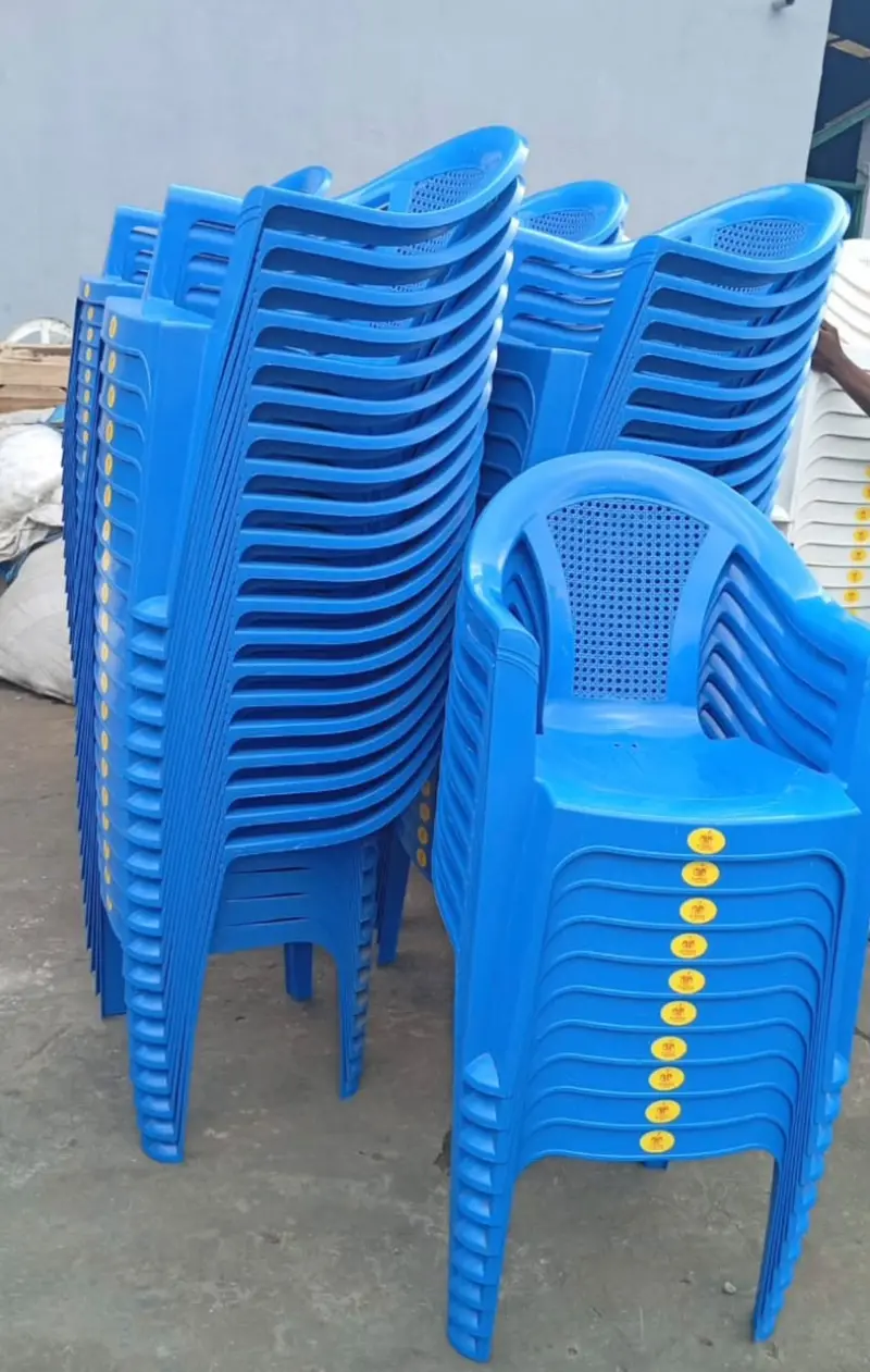 Vente de chaises en plastique