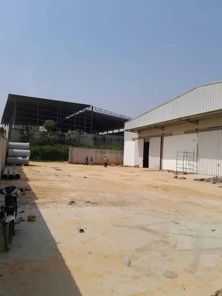 Yopougon zone industrielle pk22 location entrepôt 4500m2