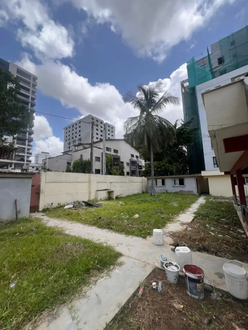 ZONE4 proximité a rue d’Amore vente 1303m2 a l'angle