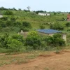 TERRAIN EN VENTE SUR L’ANCIENNE VOIE DE GRAND-BASSAM  .