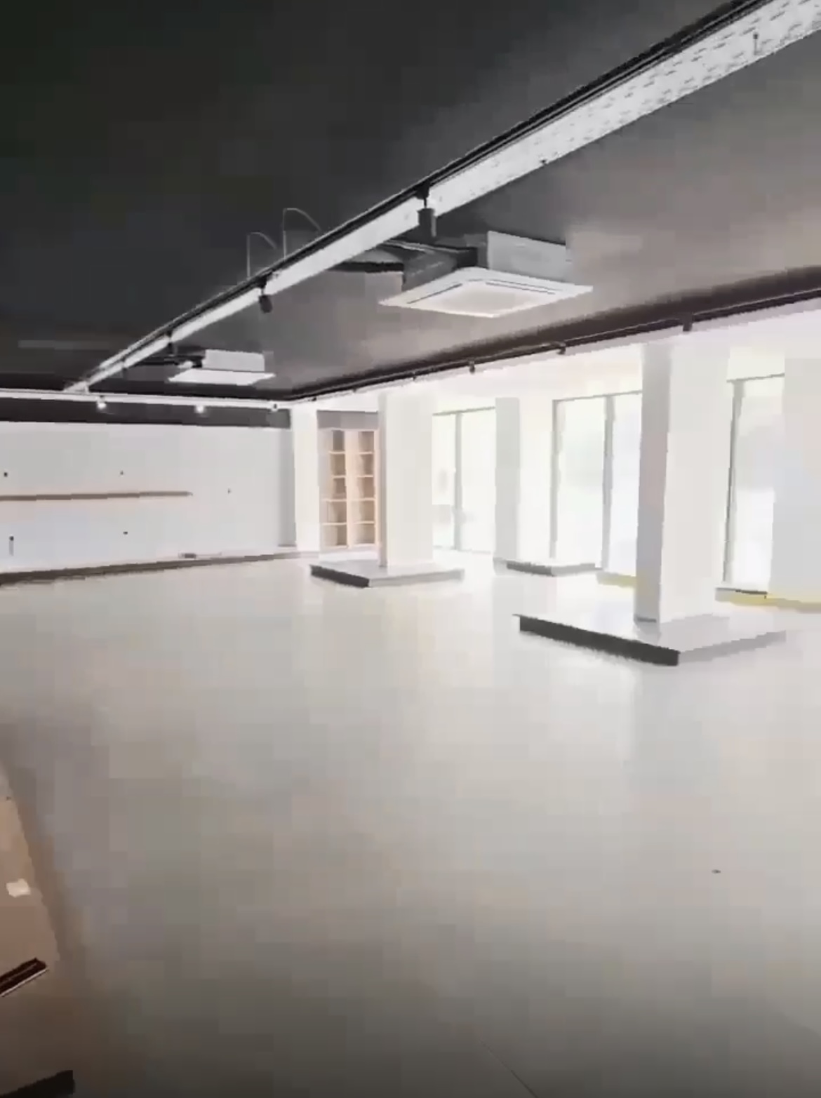 Showroom de 600m2 à louer à Angre 9e tranche
