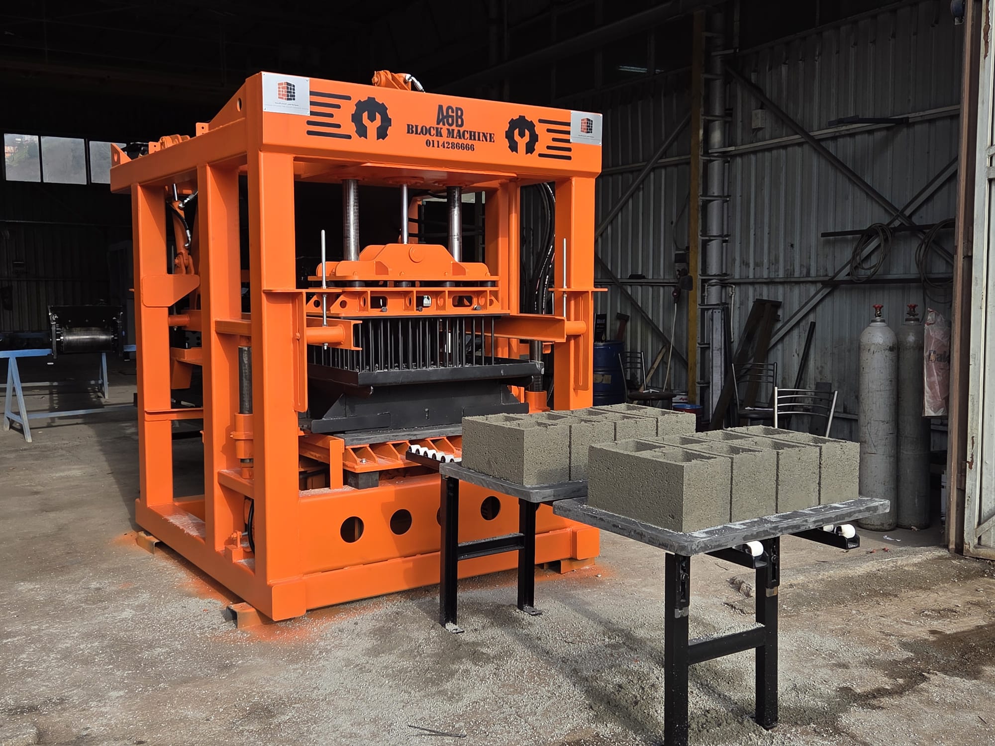 Machine pour la fabrication de parpaing, brique, AGB 8.1
